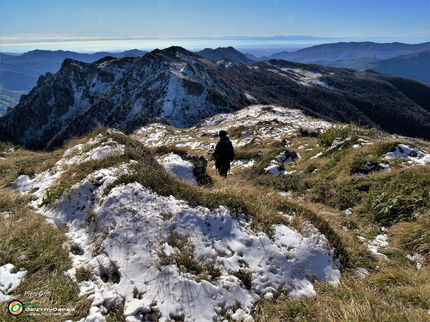 65 Scendiamo non dal sentiero di salita, ma sulla linea del costone sud del Venturosa con vista in Cancervo.JPG -                                